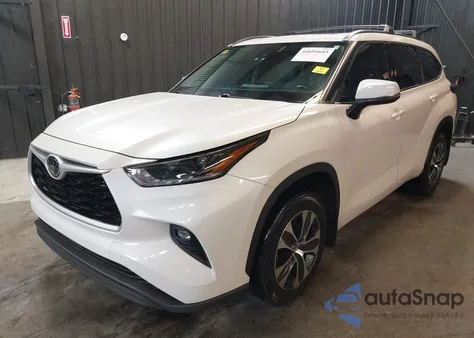 2021 Toyota Highlander Xle z USA, uszkodzony, nr VIN 5TDHZRBH9MS078313